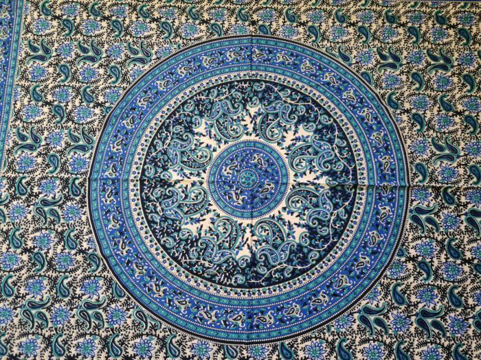 Colcha indiana ou painel decorativo Mandala preto creme e azul (2,40m x 2,10m)
