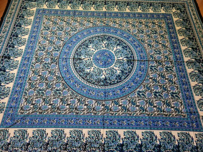 Colcha indiana ou painel de tecido decorativo, com belíssima estampa de mandala, com diversos tons entre preto, azul, creme.... De algodão com 2,40 x 2,10m.