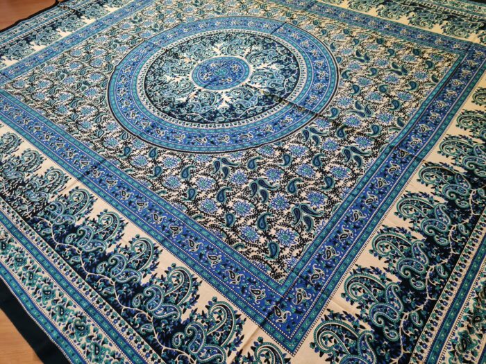 Colcha indiana ou painel decorativo Mandala preto creme e azul (2,40m x 2,10m)