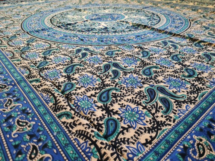 Colcha indiana ou painel decorativo Mandala preto creme e azul (2,40m x 2,10m)