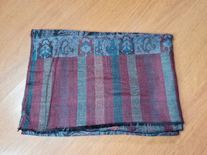 Pashmina indiana luxuosa original com estampas de paisleys e listras tons que mesclam preto "lavado" com cores diversas