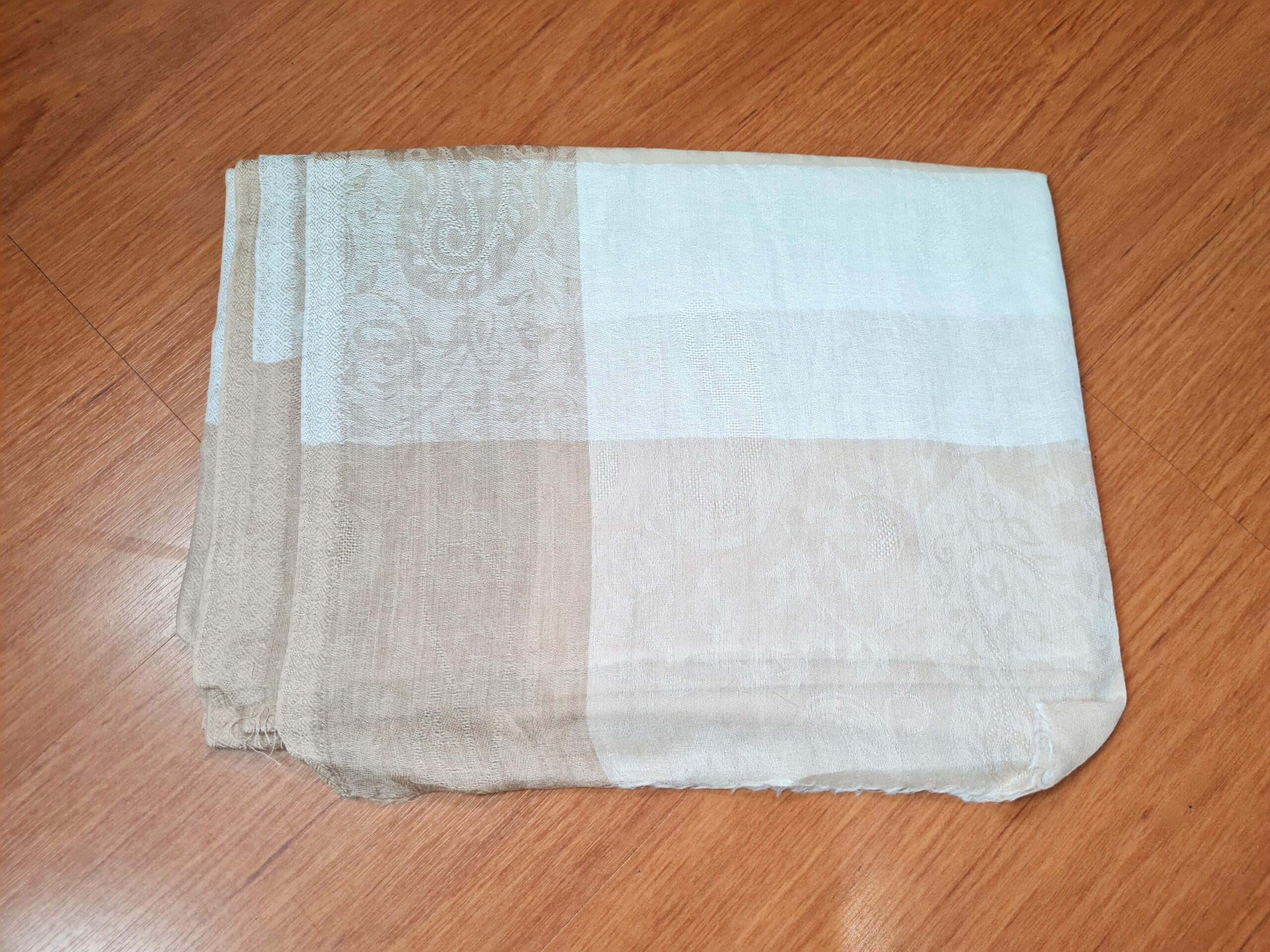 Pashimina indiana de cashmere estampa paisleys de bege e creme