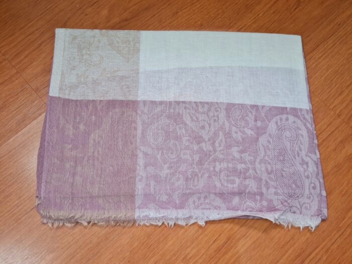 Pashimina indiana de cashmere estampa paisleys de creme e lilás