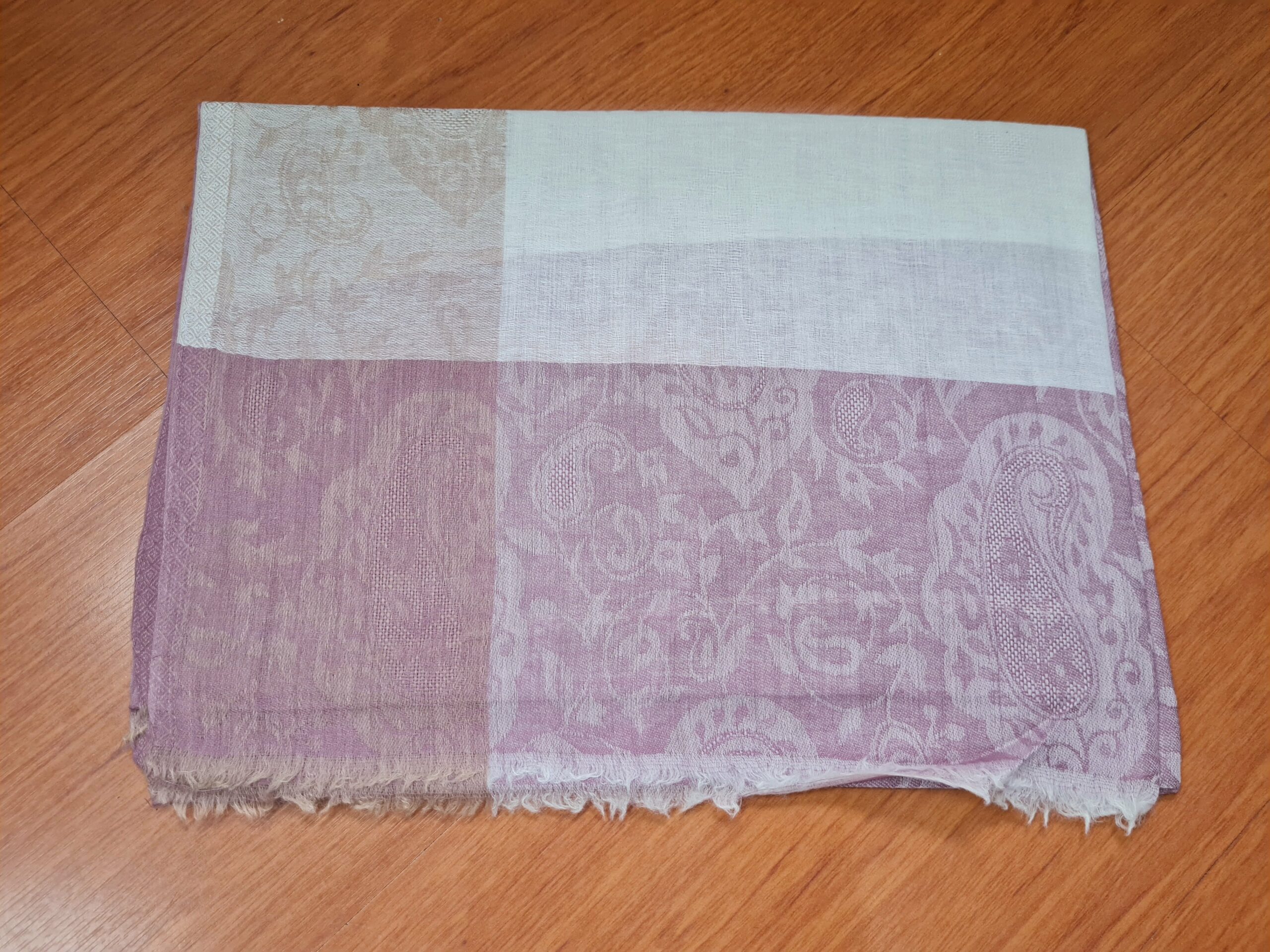 Pashimina indiana de cashmere estampa paisleys de creme e lilás