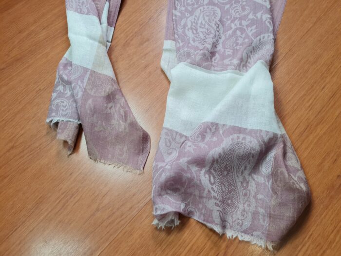 Pashimina indiana de cashmere estampa paisleys de creme e lilás
