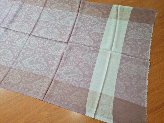 Pashimina indiana de cashmere estampa paisleys de creme e lilás
