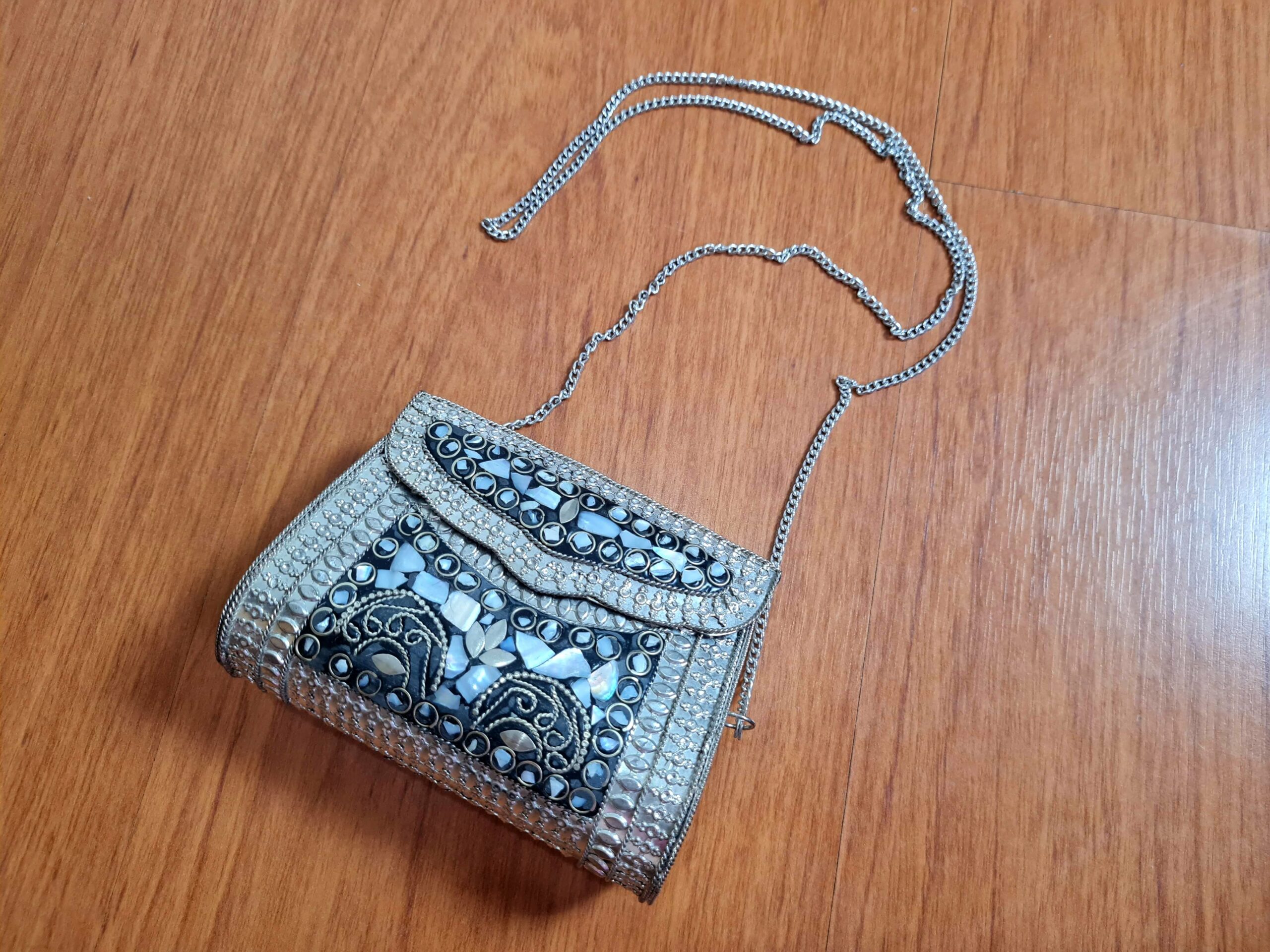 bolsinha indiana de metal com pedras naturais madrepérolas