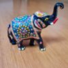 Linda peça artesanal de elefante produzido com a técnica tradicional indiana, o cloisonné, que é baseada em esmaltação especial em metal.