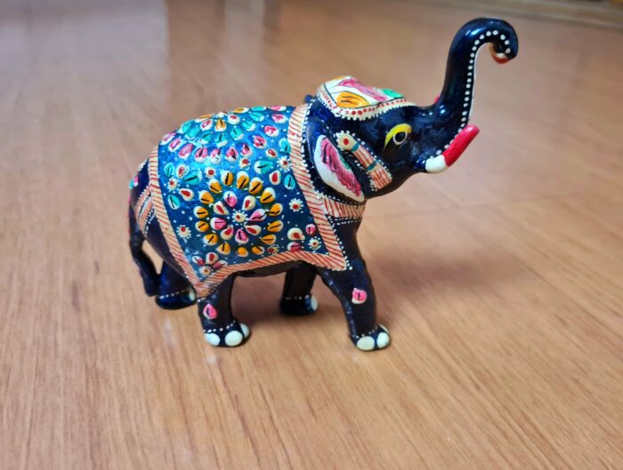 Linda peça artesanal de elefante produzido com a técnica tradicional indiana, o cloisonné, que é baseada em esmaltação especial em metal.