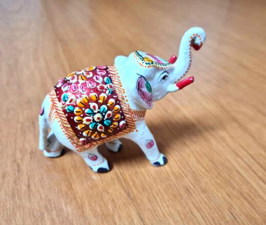 Elefante indiano produzido com a técnica tradicional indiana, o cloisonné, que é baseada em esmaltação especial em metal. Branco, azul e colorido. 10cm