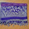 lenço indiano de tecido macio, com base em viscose e algodão, estampa arabescos, com franjas nas pontas, dupla face (bege e roxo)