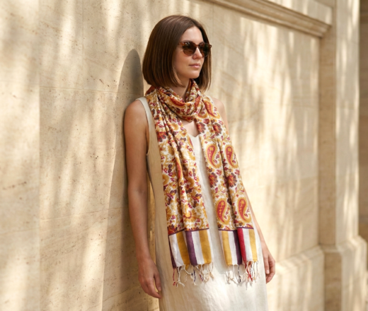 Echarpe indiana estampa paisley de viscose ocre e coloridos