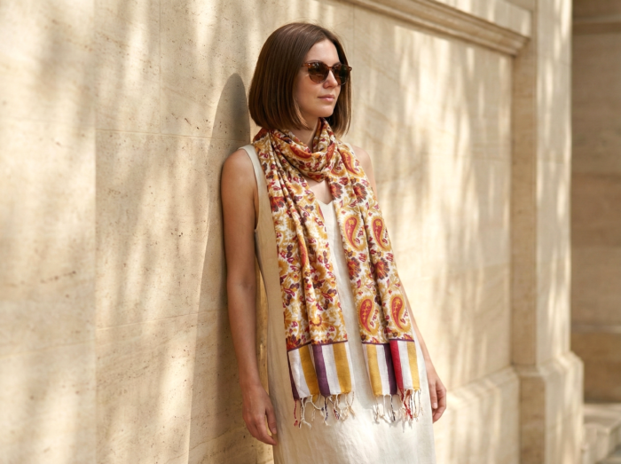 Echarpe indiana estampa paisley de viscose ocre e coloridos