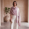 Pashimina indiana de cashmere estampa paisleys de creme e lilás
