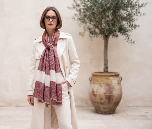 pashmina-de-cashmere-vermelha-queimada-com-creme-adamasca-paisley-feita-na-Indiada Pashimina indiana de cashmere estampa paisleys de creme e vinho