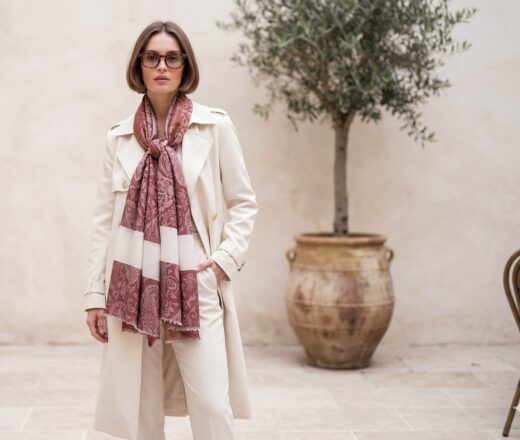 Pashmina indiana adamascada paisley vinho e creme