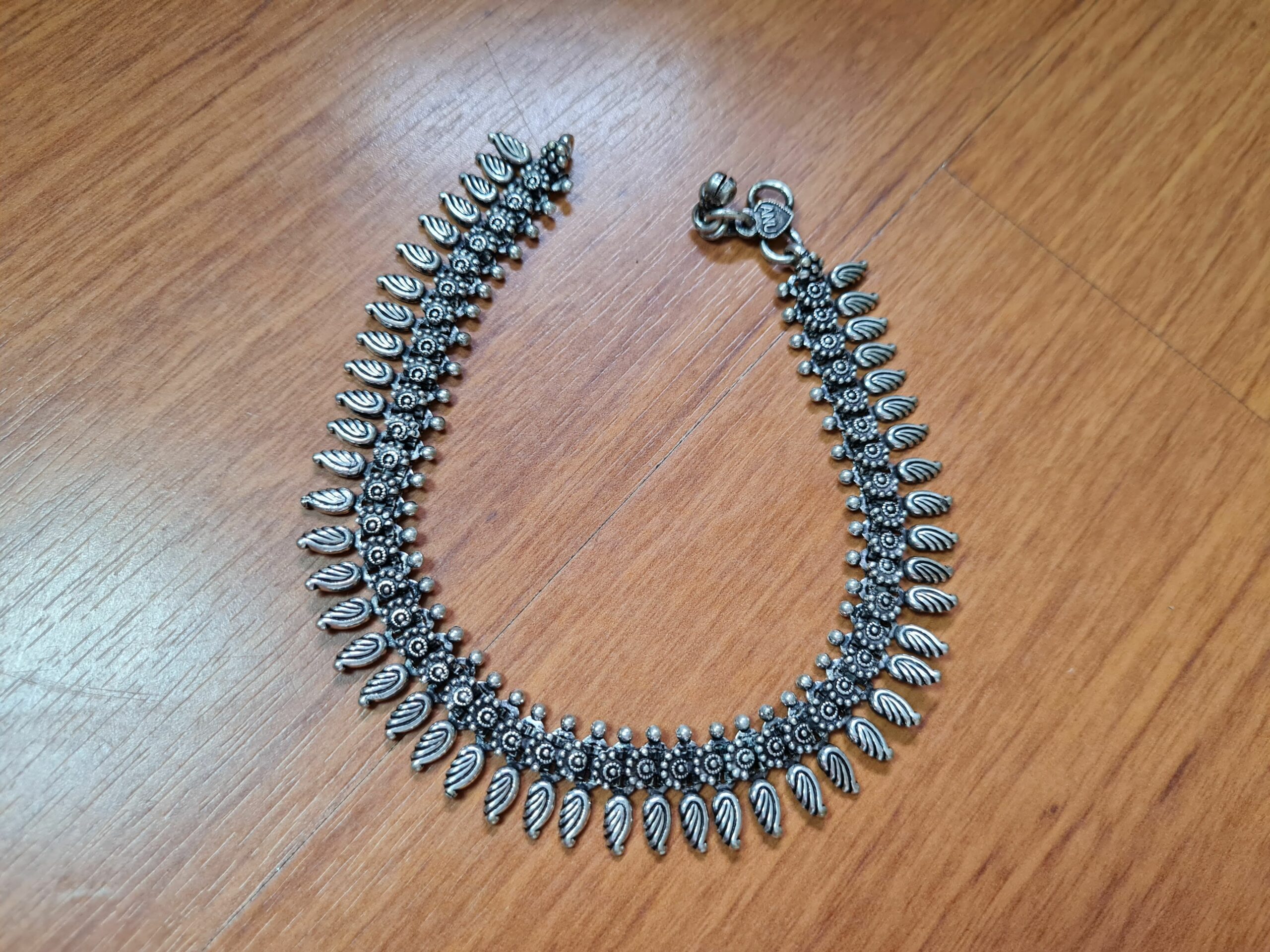Tornozeleira indiana de alpaca prateada (prata alemã), design tribal, cheia de detalhes sutis, linda peça. 27cm aprox.