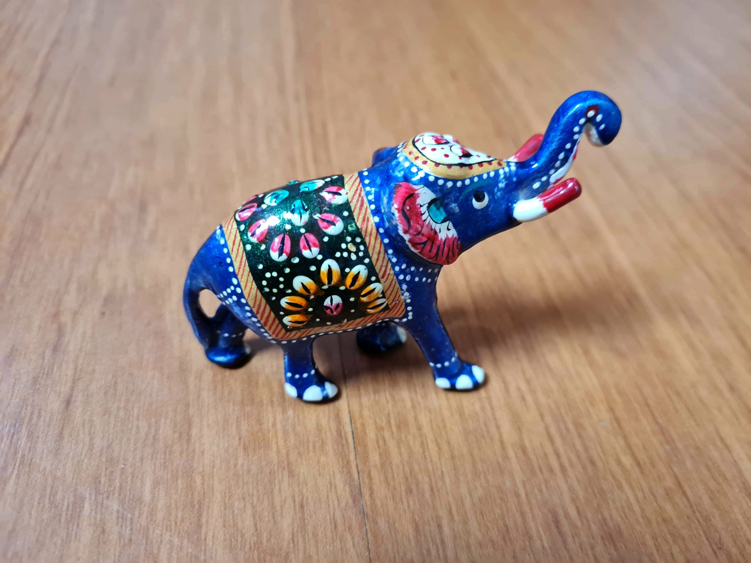Elefante indiano produzido com a técnica tradicional indiana, o cloisonné, que é baseada em esmaltação especial em metal, azul e colorido. 8cm