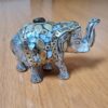Elefantes indiano, de metal com embutimento de pedras naturais e outras pedrarias (técnica de mosaico), uma belíssima peça para decorar. 12cm
