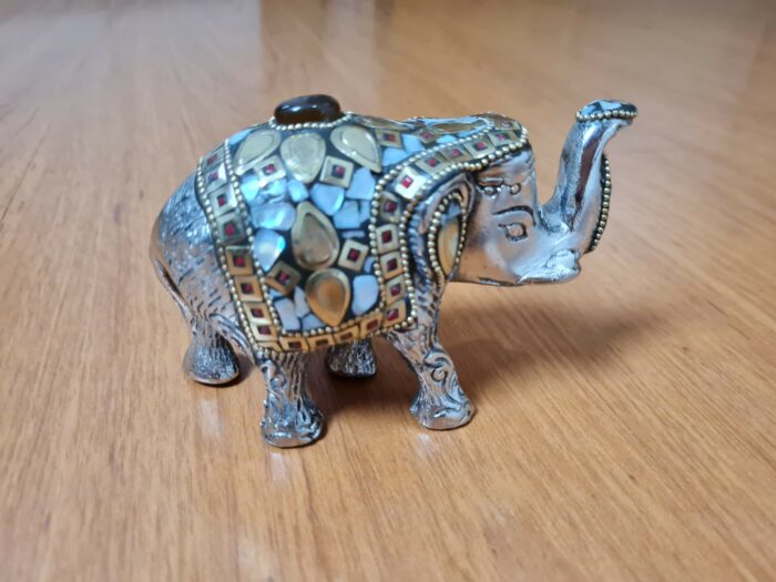 Elefantes indiano, de metal com embutimento de pedras naturais e outras pedrarias (técnica de mosaico), uma belíssima peça para decorar. 12cm