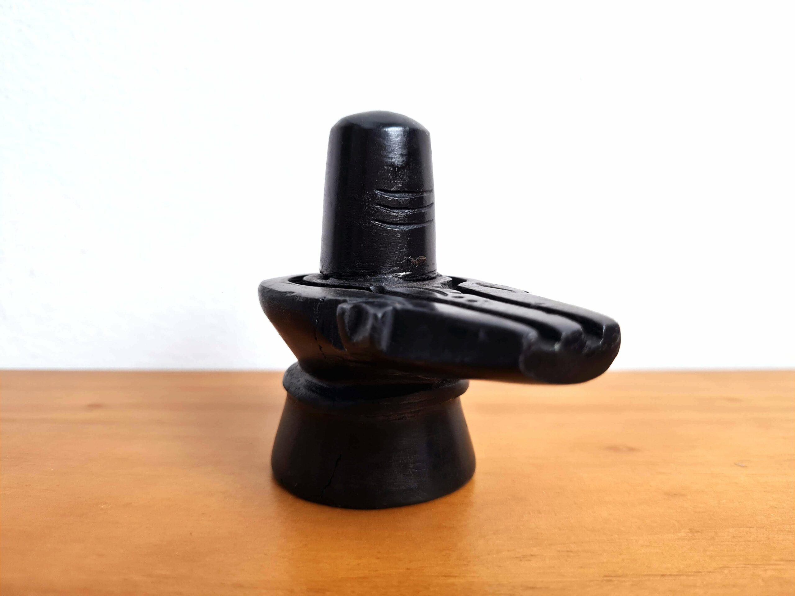 O Shiva Lingam, muitas vezes referido simplesmente como Lingam, é um símbolo sagrado e uma representação icônica do Senhor Shiva, uma das principais divindades do Hinduísmo. Em mármore preto