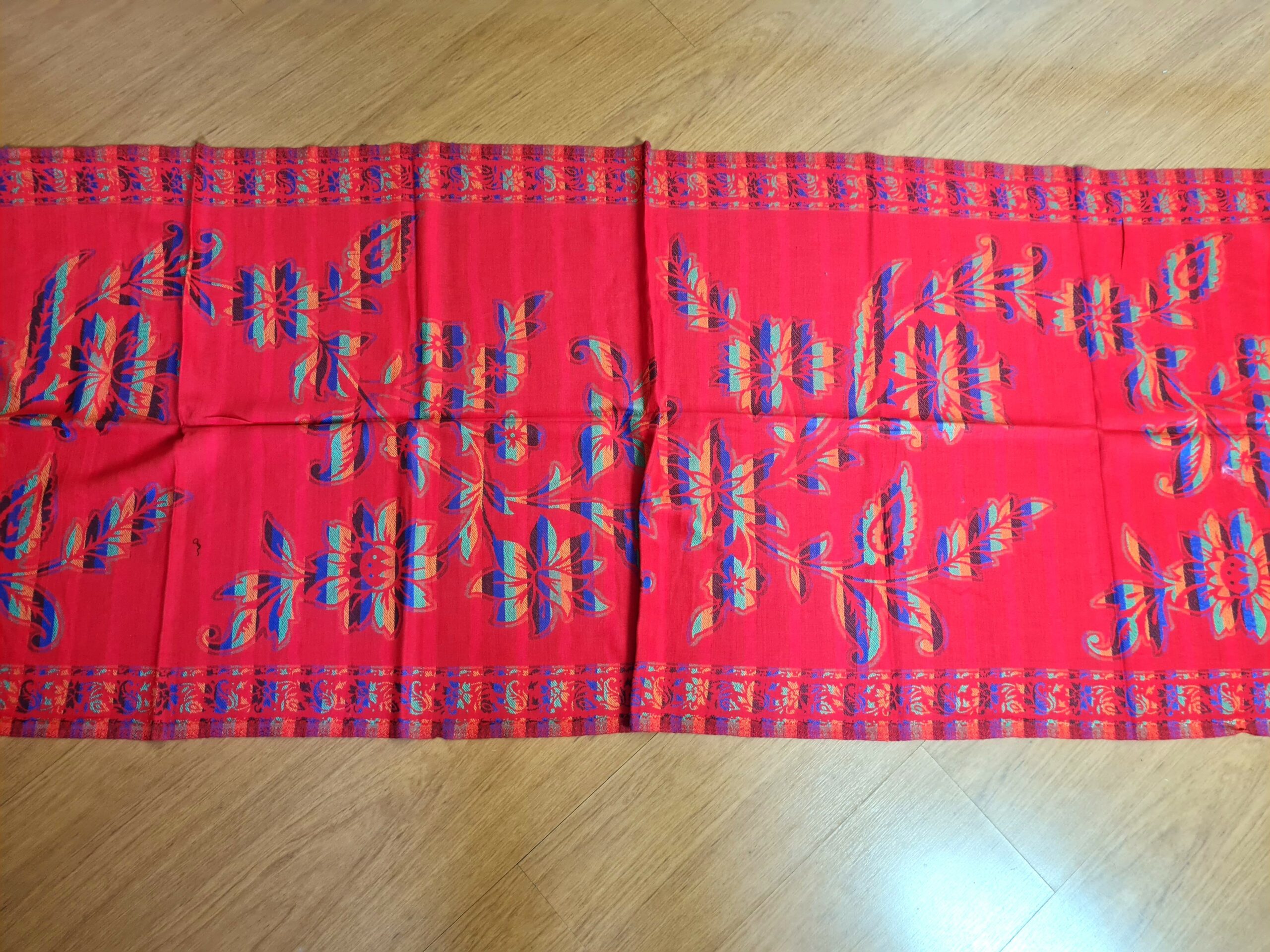 lenço indiano de tecido macio, com base em viscose e algodão, com franjas nas pontas, dupla face vermelho e color floral e listrado