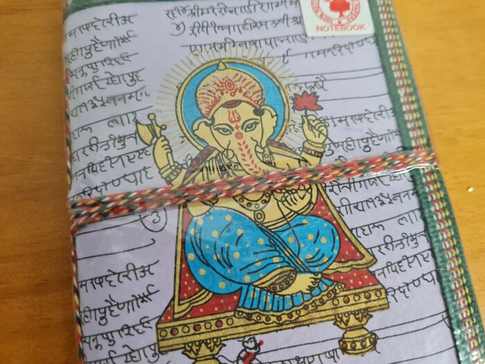 Caderno artesanal indiano estampa de Ganesha 18x13cm lilás claro