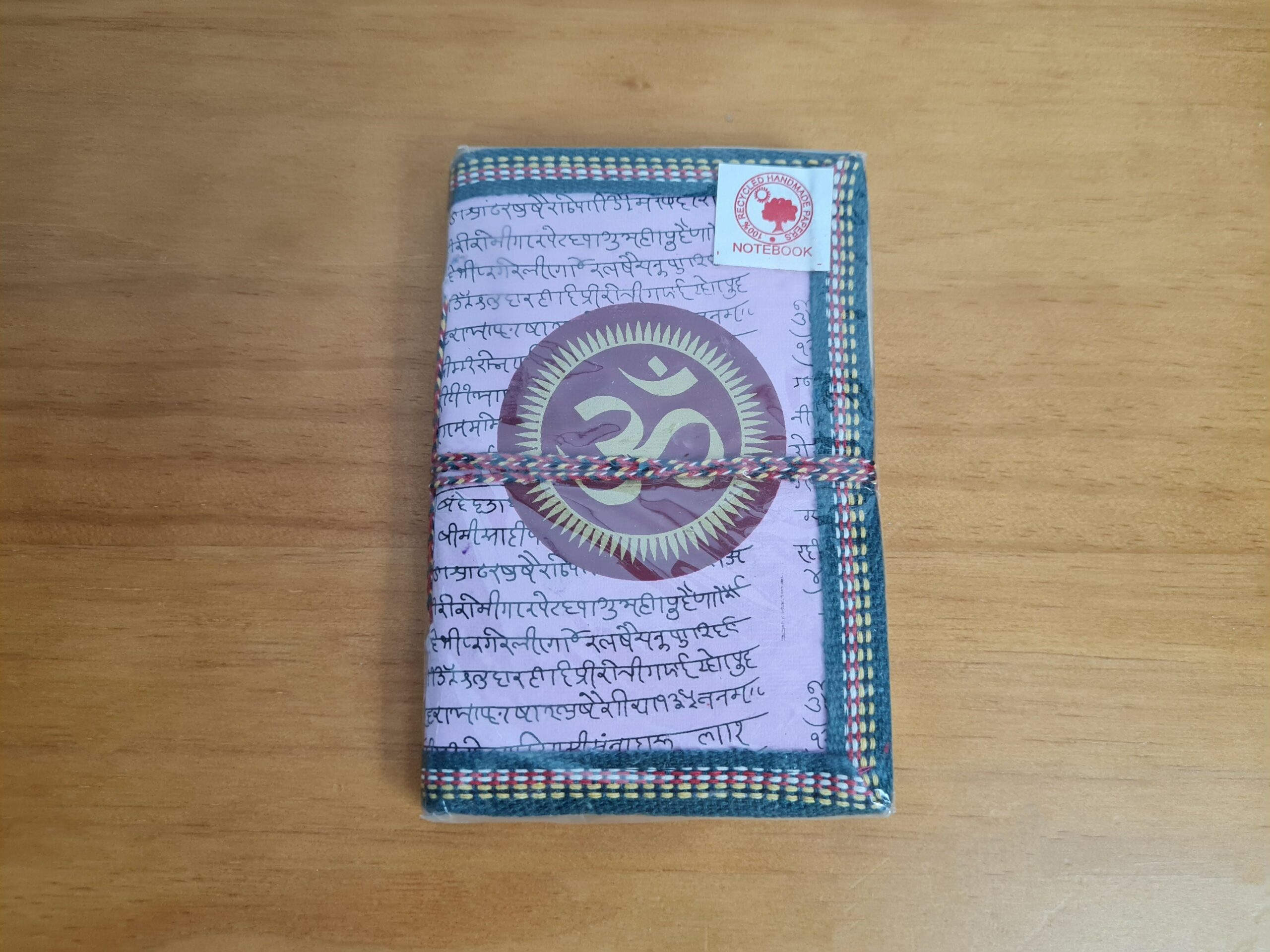 Caderno indiano todo artesanal com papel reciclado e folhas sem pauta. A capa é pintada a mão e costurado com borda artesanal também. 15cmx10cm rosa
