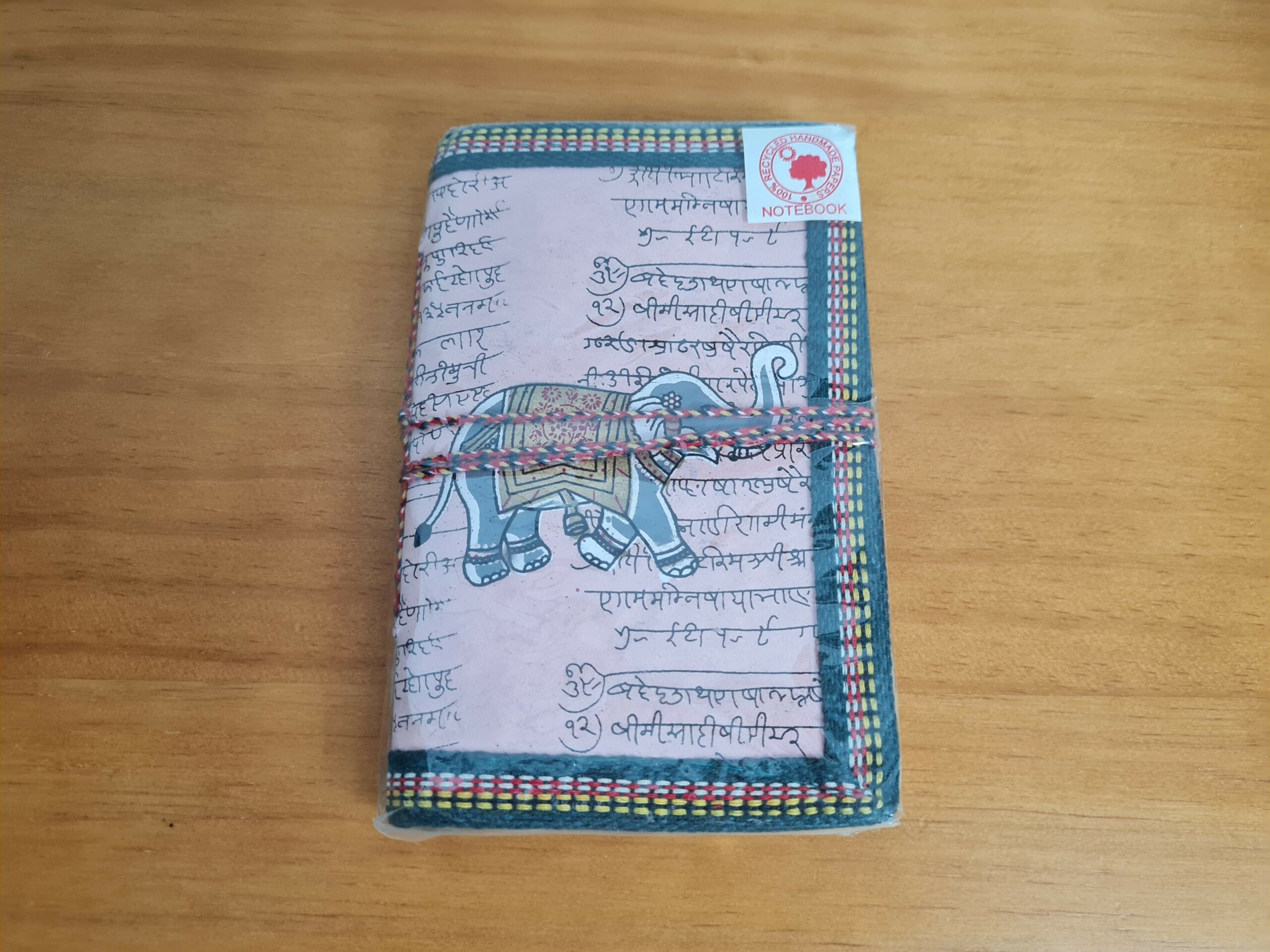 Caderno indiano artesanal (agenda), feito artesanalmente com estampa de elefante , medida 15x10cm (pintado a mão) rosa claro