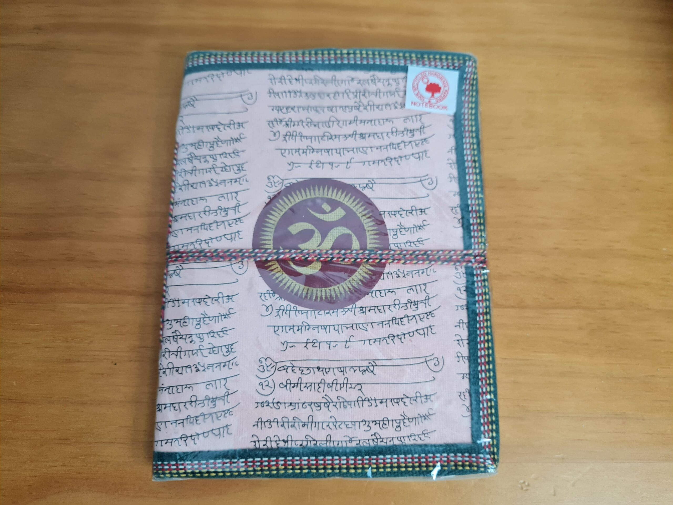 Caderno indiano todo artesanal com papel reciclado e folhas sem pauta. A capa é pintada a mão e costurado com borda artesanal também. 20cmx15cm rosa claro