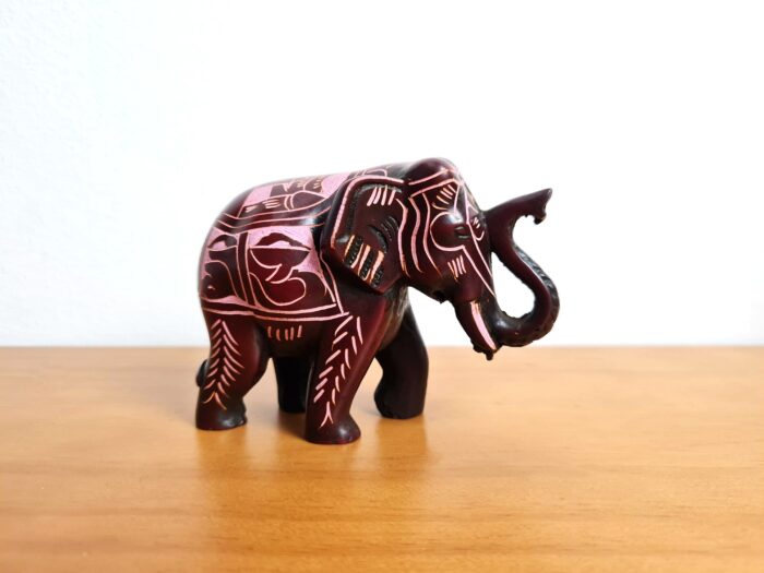 Linda peça artesanal de elefante produzido com a técnica tradicional indiana em pedra sabão, que é esculpida a mão, 9cm