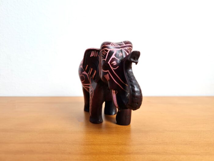 Elefante de pedra sabão pintado e esculpido a mão 9cm
