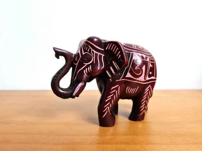 Elefante de pedra sabão pintado e esculpido a mão 9cm