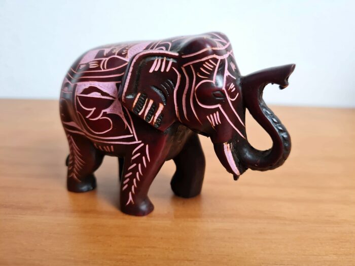 Elefante de pedra sabão pintado e esculpido a mão 9cm