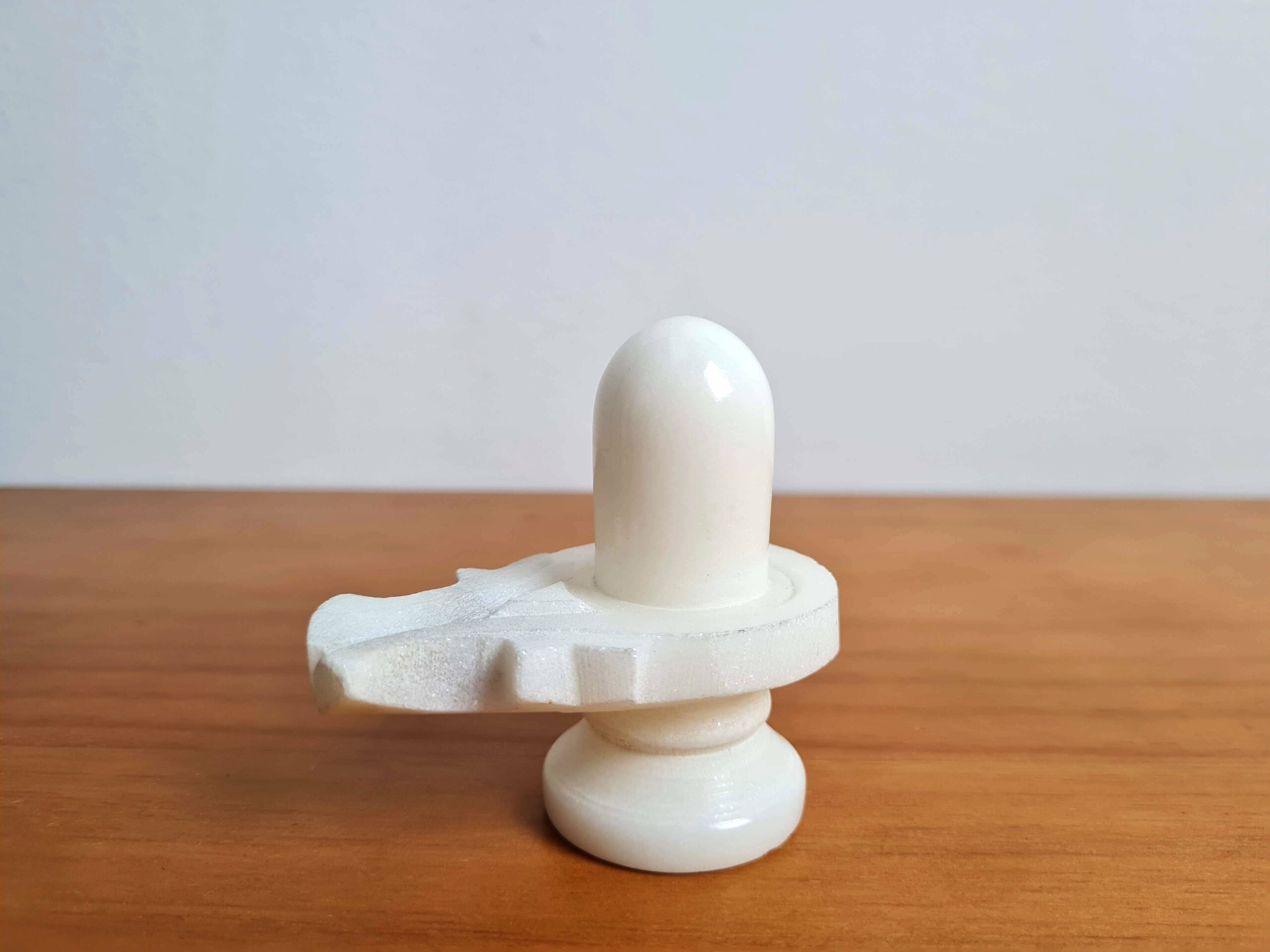 O Shiva Lingam, muitas vezes referido simplesmente como Lingam, é um símbolo sagrado e uma representação icônica do Senhor Shiva, uma das principais divindades do Hinduísmo. Em mármore