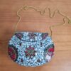 Bolsa indiana de metal dourado todo trabalhado, com design de mosaico de pedras naturais madrepérolas e coral. Pode ser usada nas mãos como clutch ou com alça.