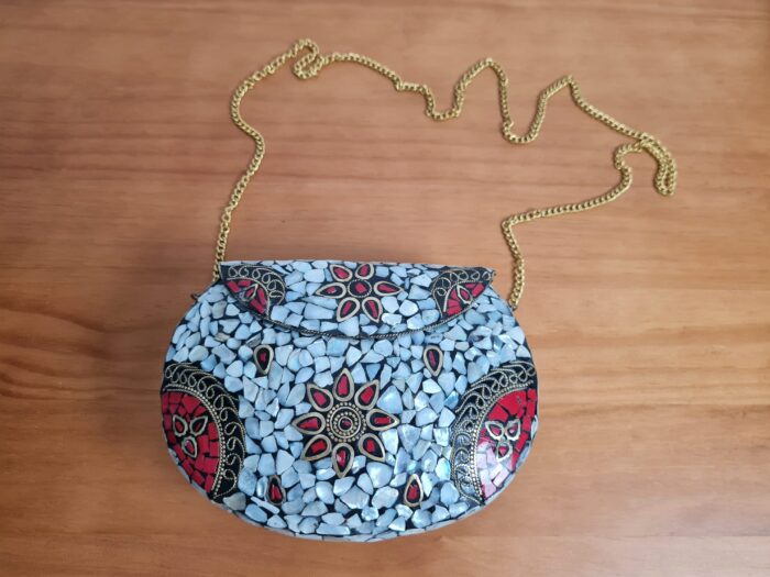 Bolsa indiana de metal dourado todo trabalhado, com design de mosaico de pedras naturais madrepérolas e coral. Pode ser usada nas mãos como clutch ou com alça.