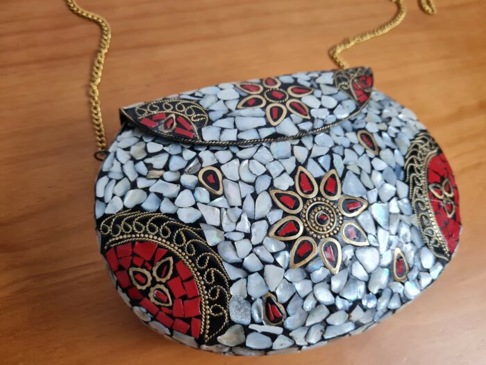 Bolsa indiana rígida de metal com mosaico de pedras naturais madrepérolas e coral