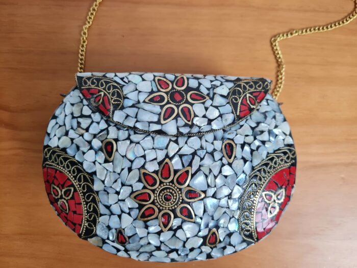 Bolsa indiana rígida de metal com mosaico de pedras naturais madrepérolas e coral
