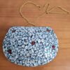Bolsa indiana rígida de metal com mosaico de pedras naturais madrepérolas e coral