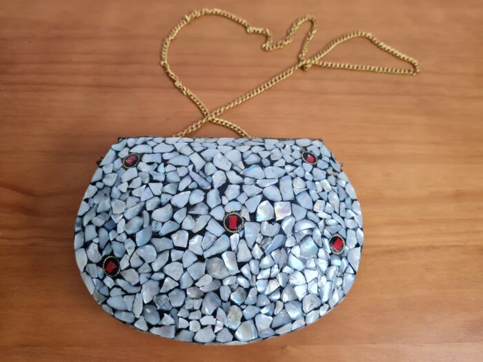 Bolsa indiana rígida de metal com mosaico de pedras naturais madrepérolas e coral