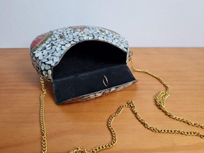 Bolsa indiana rígida de metal com mosaico de pedras naturais madrepérolas e coral