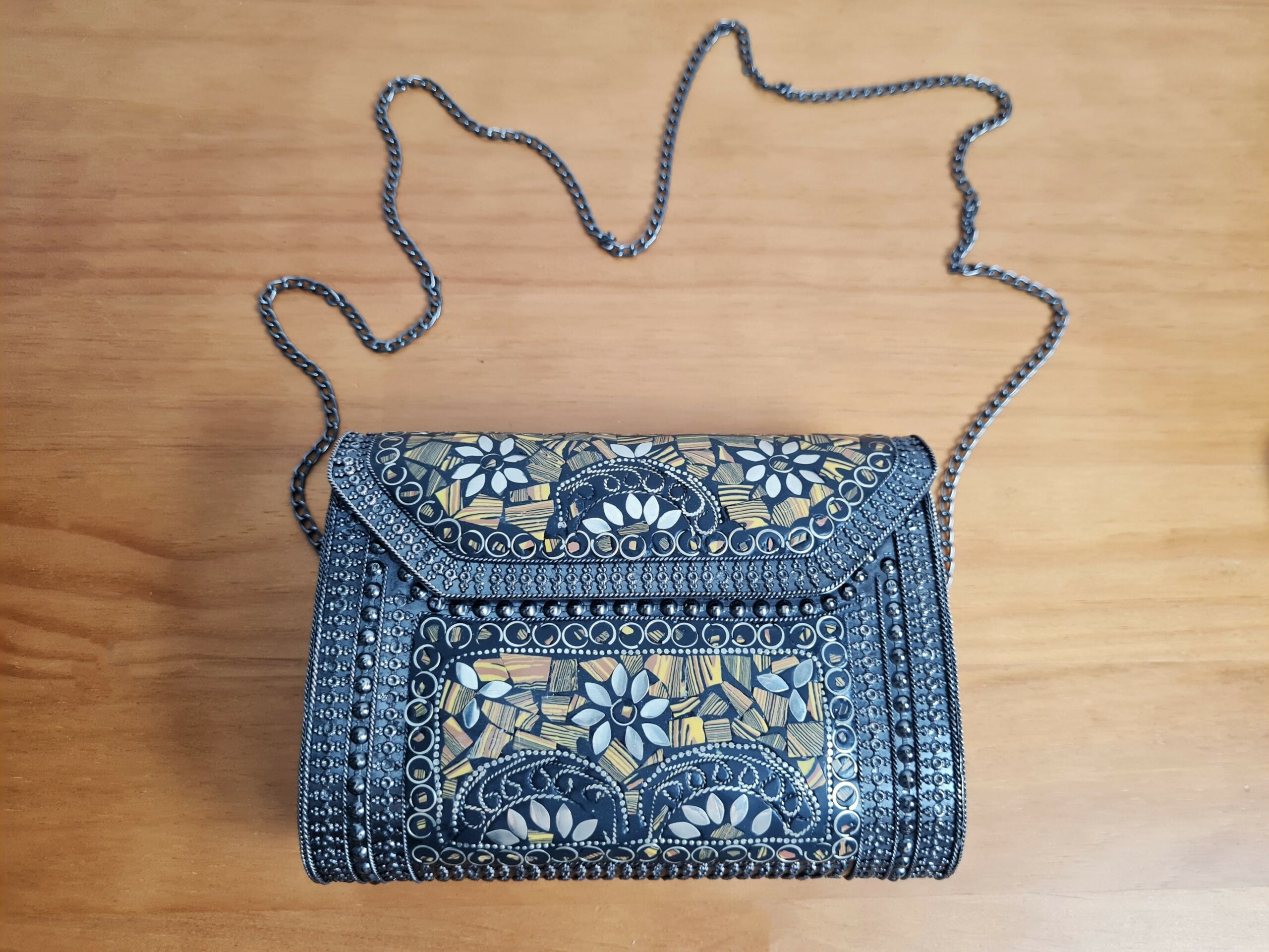 Bolsa indiana de metal, com design de mosaico de pedras naturais amarelas. Pode ser usada nas mãos como clutch ou com alça. 17x13cm