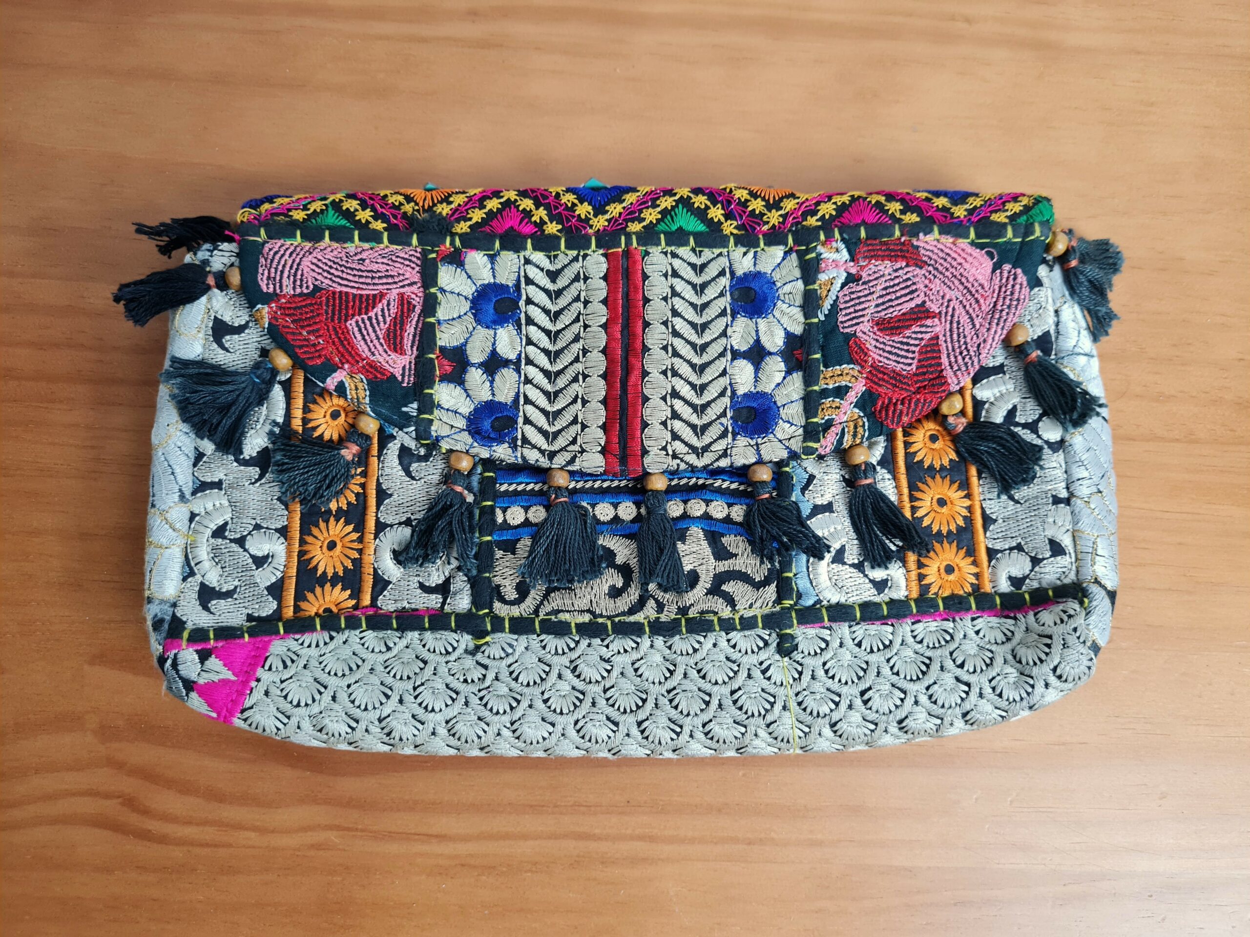Bolsa indiana Banjara toda bordada em técnica patchwork hindu com alça opcional, podendo usar como bolsinha de mão. Super estilosa. Preto e coloridos
