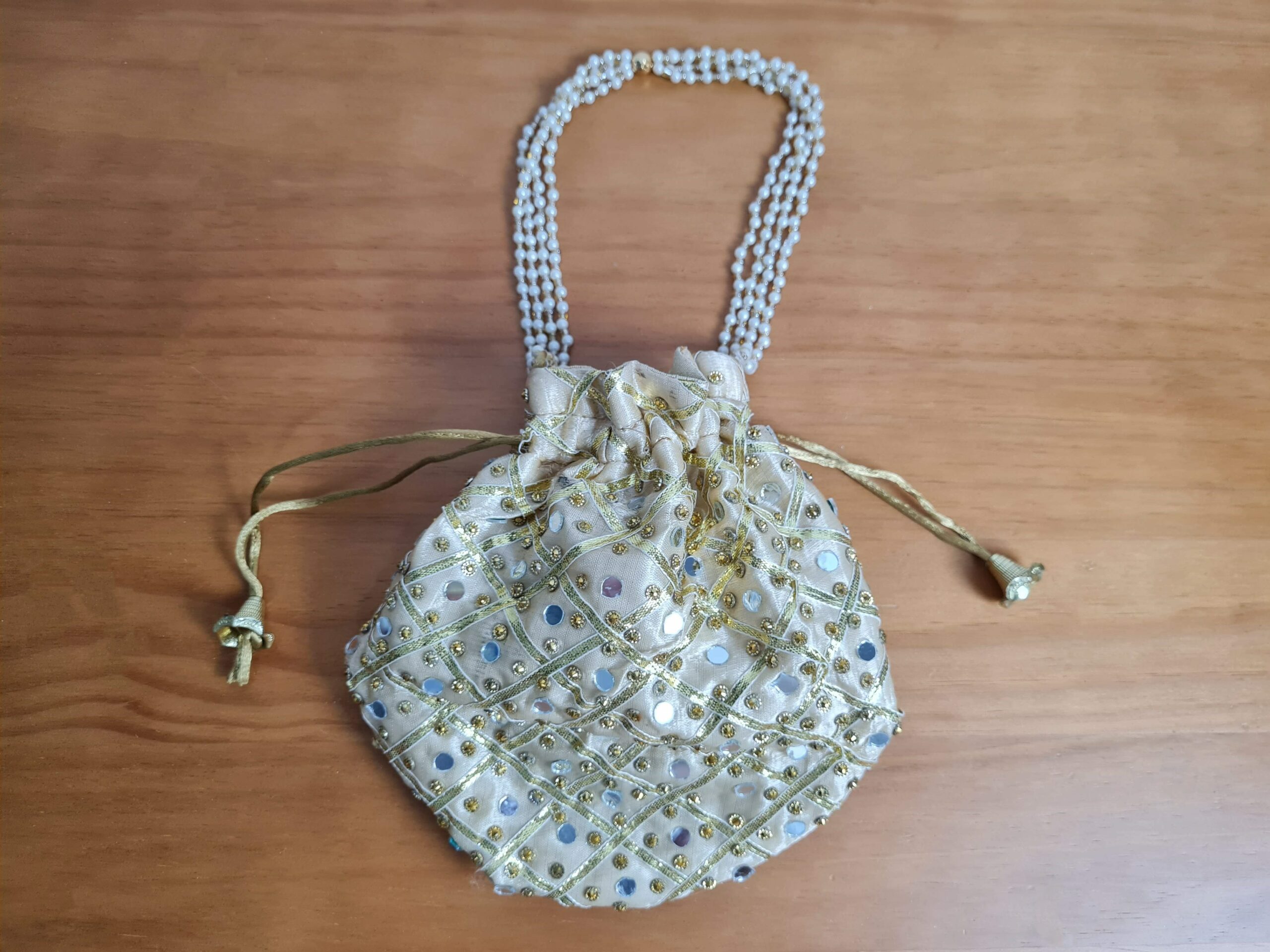 Bolsa indiana de festa temática especialmente festas hindús, linda para usar com sari, feita de cetim e bordados dourados. Nude e dourado