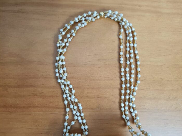Bolsa indiana de saco creme com florais bordados dourados alça de pérolas