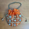 Bolsa indiana de festa temática especialmente festas hindús, linda para usar com sari, feita de cetim e bordados dourados. Laranja