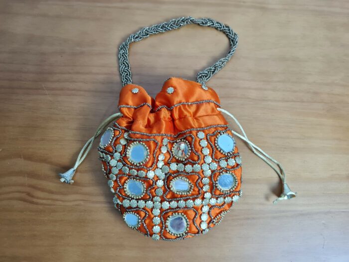 Bolsa indiana de festa temática especialmente festas hindús, linda para usar com sari, feita de cetim e bordados dourados. Laranja