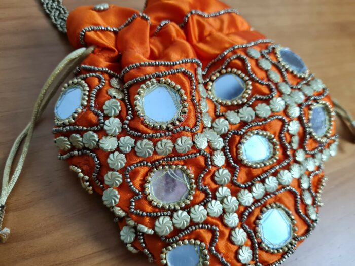 Bolsa indiana de saco cetim bordado e espelhos laranja com dourado