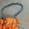 Bolsa indiana de saco cetim bordado e espelhos laranja com dourado